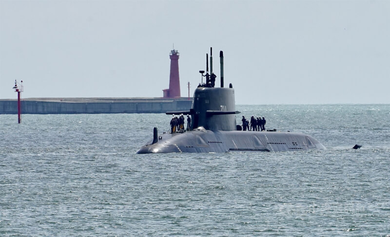 國造潛艦原型艦海鯤艦17日浮航駛出高雄港外,完成第一次海上動態組合測試。中央社記者董俊志攝 114年6月17日