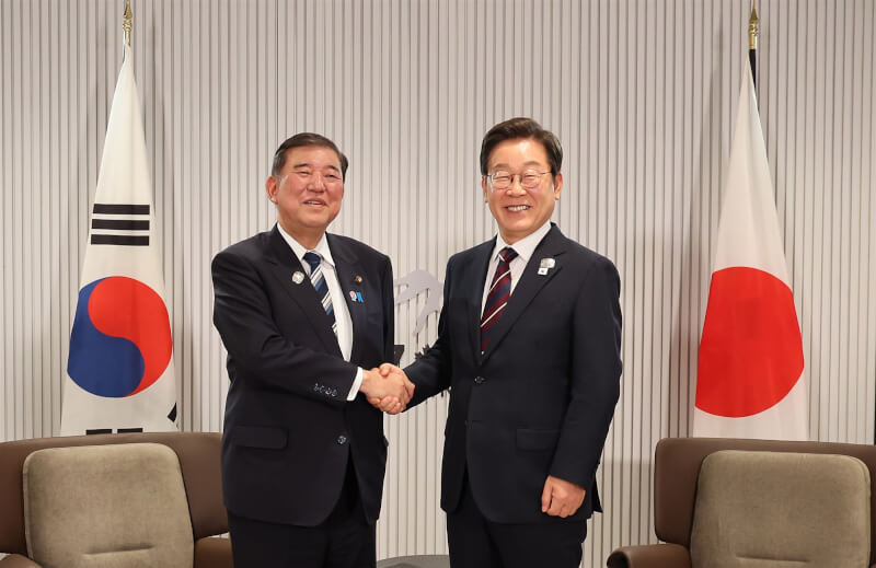 南韓總統李在明(右)17日在加拿大G7峰會大廳舉行韓日峰會,和日本首相石破茂(左)握手合影。(韓聯社)
