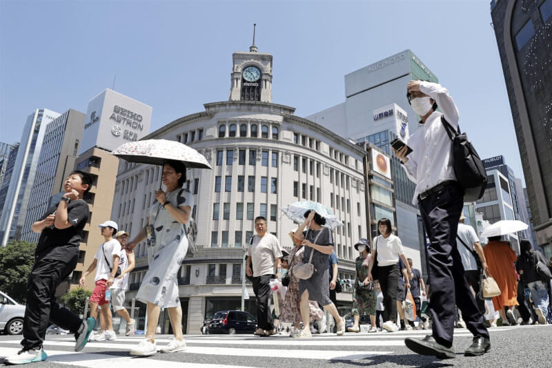 圖為在東京銀座步行的群眾。(共同社)