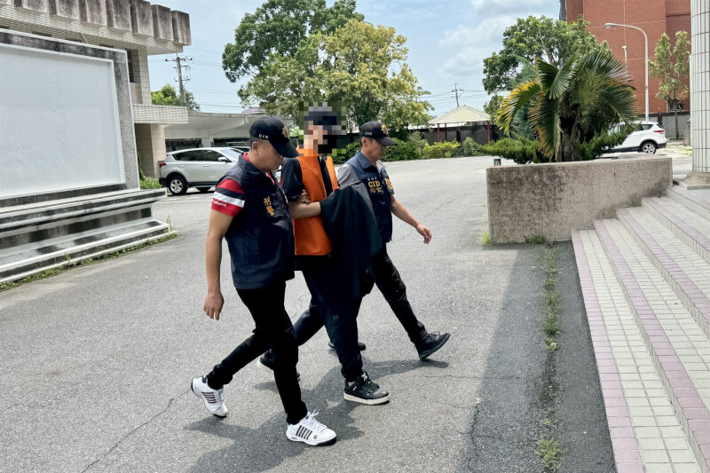 前台南市副市長顏純左的么兒顏大鈞(中)疑似以投資為名吸金、借款,積欠大筆債務後失聯,17日晚間遭警方查獲,18日到台南市警察局刑事警察大隊接受調查。(讀者提供)中央社記者楊思瑞台南傳真 114年6月18日