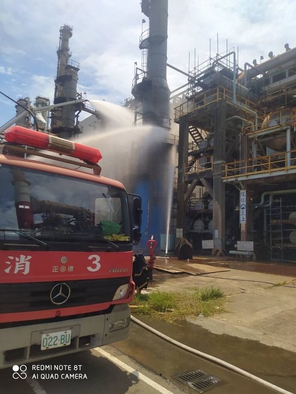 中油大林煉油廠18日拆除管路時油氣引發火警,高雄市消防局派遣人車到場,發現管線冒煙無明火,中油已切斷氣體來源並架設移動式砲塔出水防護,經消防人員持續射水降溫後,現場狀況解除。(高雄市政府消防局提供)中央社記者張已亷傳真 114年6月18日