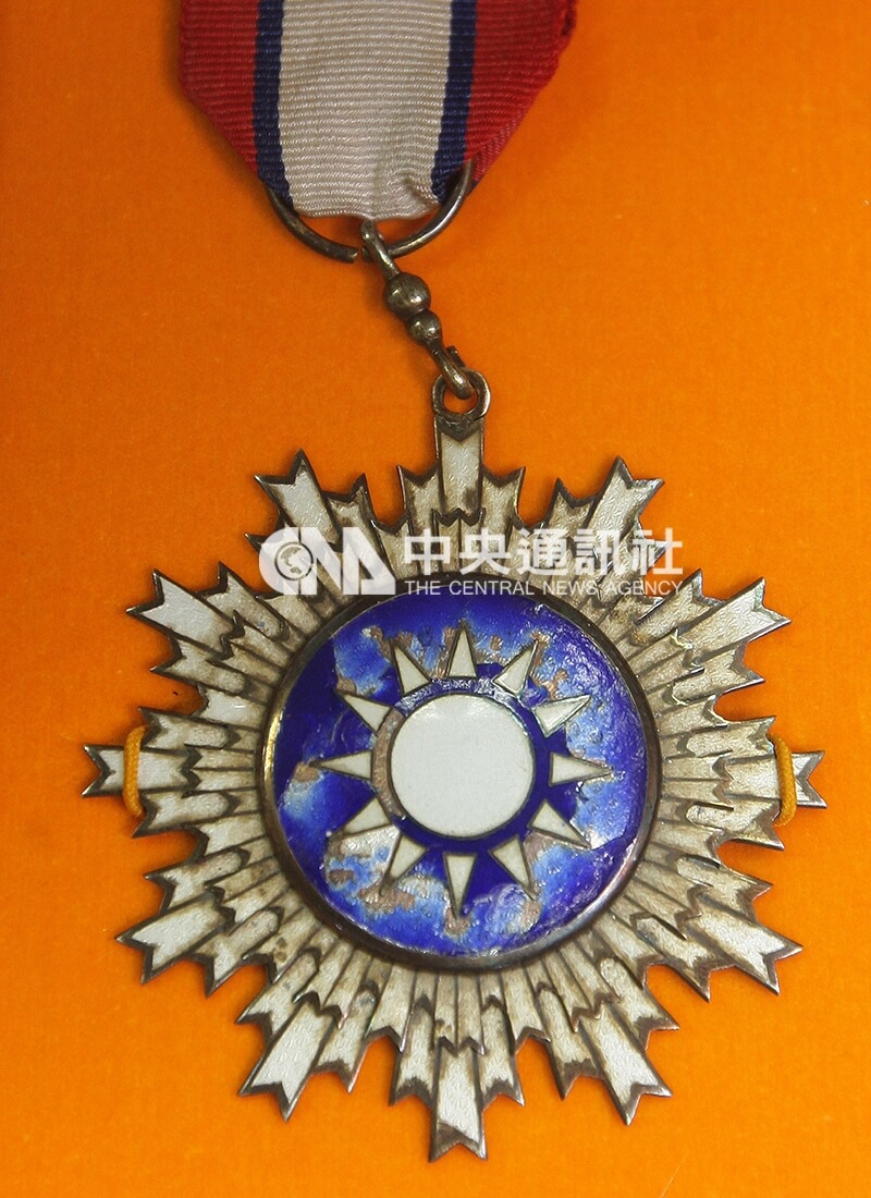 胡璉軍功赫赫,於52年獲頒青天白日勳章。該勳章展示於莒光樓,為鎮館之寶,2012年一度遭竊,5月31日由刑事局人員帶回台灣,準備送回金門。中央社記者謝佳璋攝 101年5月31日