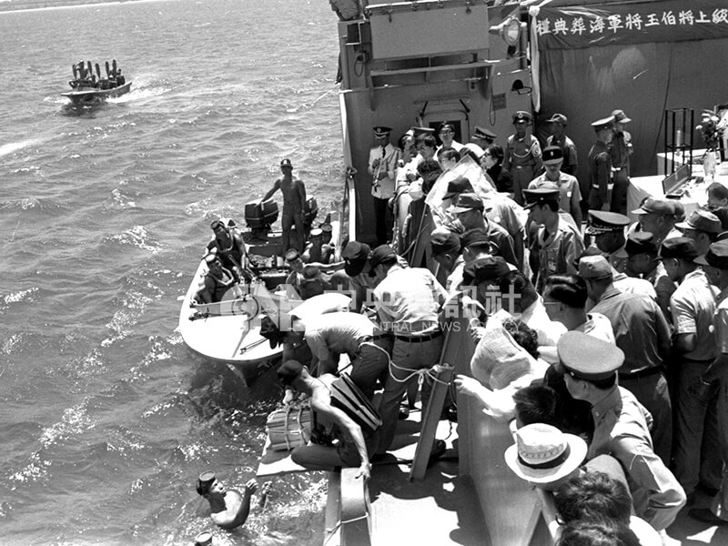 胡璉逝世後,1977年7月12日中午依其遺願將骨灰海葬金門水頭灣中。海葬典禮在海軍運輸艦上舉行,由馬安瀾上將主祭。中央社記者郭堯齡攝 66年7月12日