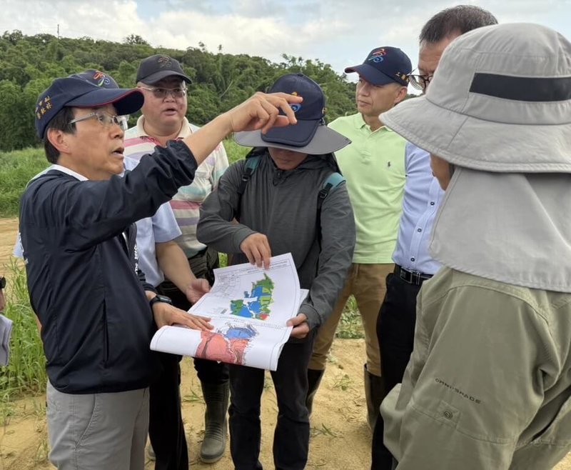 高雄大樹區和山太陽光電發電設施案引發爭議,高市副市長林欽榮17日勘查,確認業者的開發涉及不可開發區,將移送地檢署偵辦,要求能源署撤銷許可、終止開發。(高雄市水利局提供)中央社記者林巧璉傳真 114年6月18日