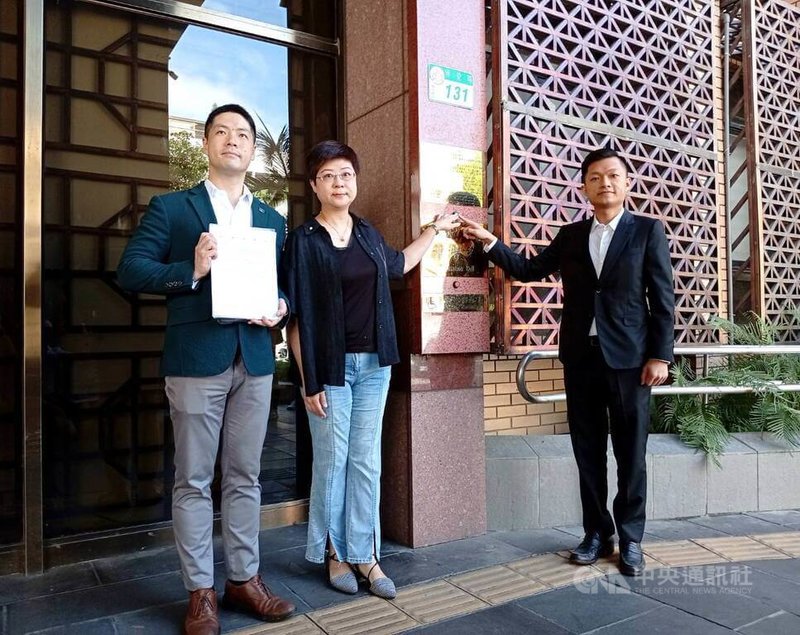 「新竹雙罷」發言人林志潔(中)、領銜人戴振博(右)與律師陳又新(左)18日到台北地檢署告發國民黨立委鄭正鈐,指其涉嫌接受中共資金選舉、洩漏政府資訊及浮報助理費等,涉嫌違反國安法、貪污治罪條例等罪。中央社記者謝幸恩攝 114年6月18日