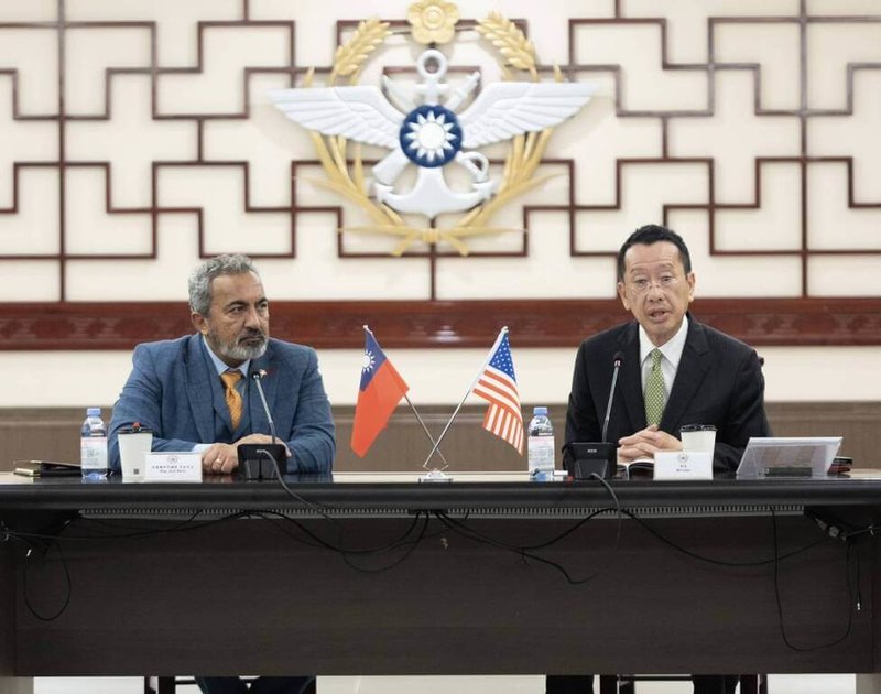 國防部長顧立雄(右)17日接見美國聯邦眾議院「國會台灣連線」共同主席貝拉(左)訪問團,致詞感謝貝拉長期為台灣發聲,展現對民主價值的信念。(國防部提供)中央社記者吳書緯傳真 114年6月18日