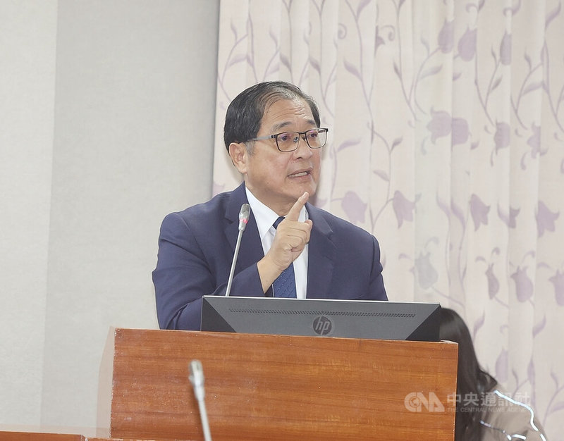 民眾黨立委黃國昌日前議場質詢時播放疑似檢察官偵訊錄音惹議,民進黨立委王義川18日在立法院司法及法制委員會向法務部長鄭銘謙告發黃國昌涉犯偽造文書罪。鄭銘謙(圖)表示,將轉相關檢察署參考。中央社記者郭日曉攝 114年6月18日