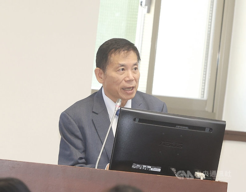 國民黨立委葛如鈞18日關注主權基金管理條例進度,國發會主委劉鏡清(圖)答詢表示,目前正參考各國做法,蒐集第一手資訊,且已拜訪一個國家,仍在廣納意見中。中央社記者郭日曉攝 114年6月18日