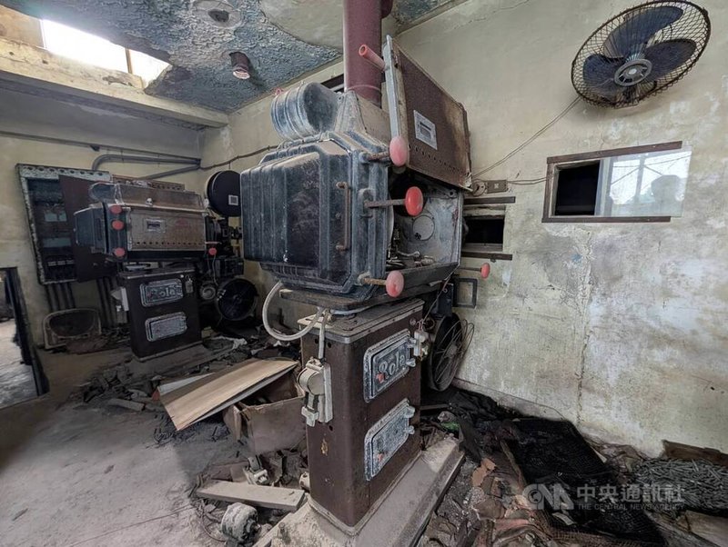 金門戰地政務時期提供軍民生活娛樂的場域「金沙戲院」,因建物傾頹,金門縣文化局已在6月啟動修復工程;放映室中2台現存罕見的碳精棒放映機將保留。中央社記者吳玟嶸攝 114年6月19日