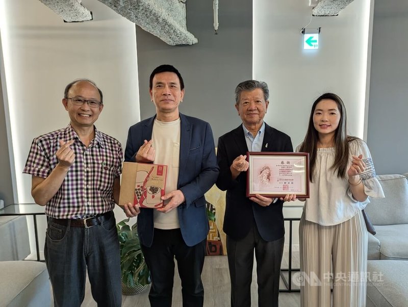 瑪利亞社會福利基金會啟動「安老家園」募款計畫,合和集團贊助將於中捷6個站推出公益輪播影片,19日舉辦公益活動,由基金會組長洪瑞豐(左)代表,致贈感謝狀予合和集團創辦人李丞軒(左2)。中央社記者蘇木春攝 114年6月19日