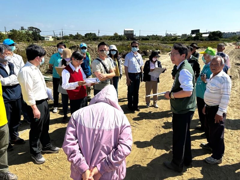 高雄市湖內區L幹線雨水下水道及新設抽水站工程114年初完工,協助爭取中央補助經費的民進黨立委邱志偉(前右2)多次辦理會勘。(邱志偉辦公室提供)中央社記者蔡孟妤傳真 114年6月19日