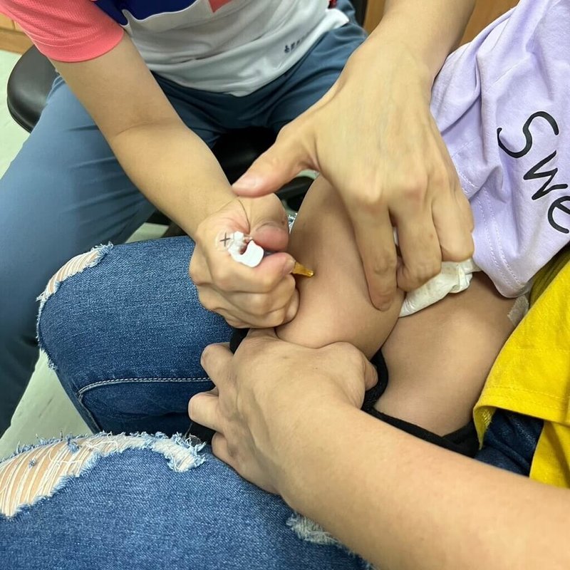 南投縣衛生局19日說明已採購腸病毒71型疫苗,提供縣內出生滿2個月至未滿6歲低收、中低收入戶嬰幼童接種。同時呼籲腸病毒流行期間如家中有嬰幼童,建議儘量謝絕訪客,對嬰幼童勿抱抱親親,以免造成傳染。(南投縣衛生局提供)中央社記者吳哲豪傳真 114年6月19日
