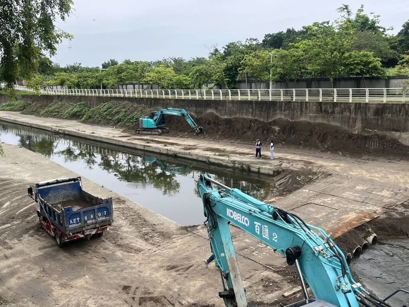 為強化高雄市鳳山溪排水通洪能力、降低大雨期間淹水風險,市府水利局推動區域排水清淤工程,預計7月中旬完成。(高雄市水利局提供)中央社記者蔡孟妤傳真 114年6月19日