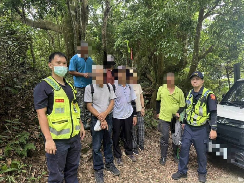 謝姓男子日前到台中小百岳暗影山步道登山,疑因低血糖而頭暈目眩、全身癱軟,同行友人擔心出意外報案,警方上山協助脫困,將謝男帶下山。(警方提供)中央社記者蘇木春傳真 114年6月19日