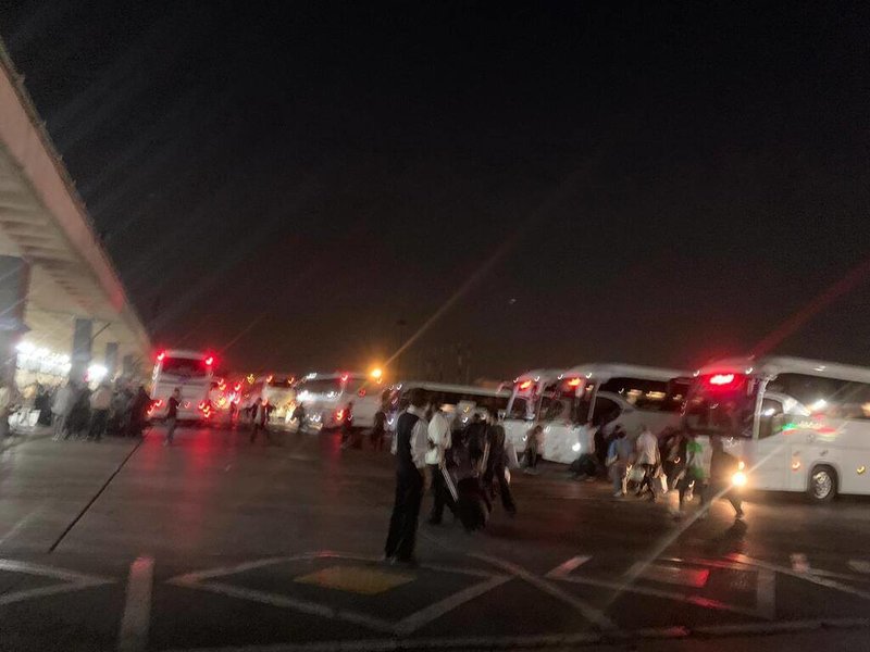 德黑蘭市當地巴士車票供不應求,台灣旅客康承暄輾轉4小時才找到可前往伊朗西北部的車班。(康承暄提供)中央社記者陳彥婷基輔傳真 114年6月19日