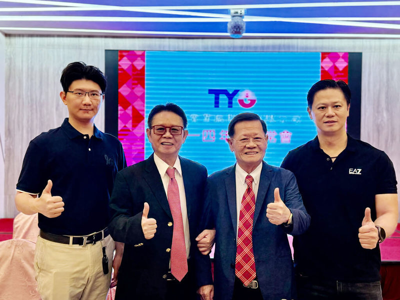 東陽19日在台南舉行股東會,公司持續關注匯率和關稅變數,圖左至右為設備供應本部處長吳昱緯、總裁吳永祥、董事長吳永茂、AM副總經理吳介中。(東陽提供)中央社記者鍾榮峰傳真 114年6月19日