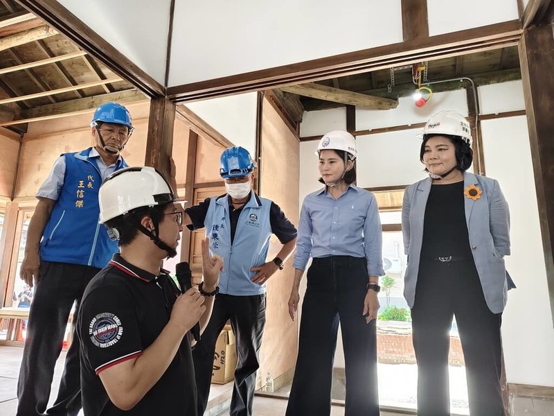 雲林縣政府耗資新台幣2100餘萬元進行歷史建築二崙分駐所眷舍修復工程,預計7月底完工,文觀處19日特別舉辦工地展,雲林縣長張麗善(右)等人出席。(雲林縣文觀處提供)中央社記者蔡智明傳真 114年6月19日