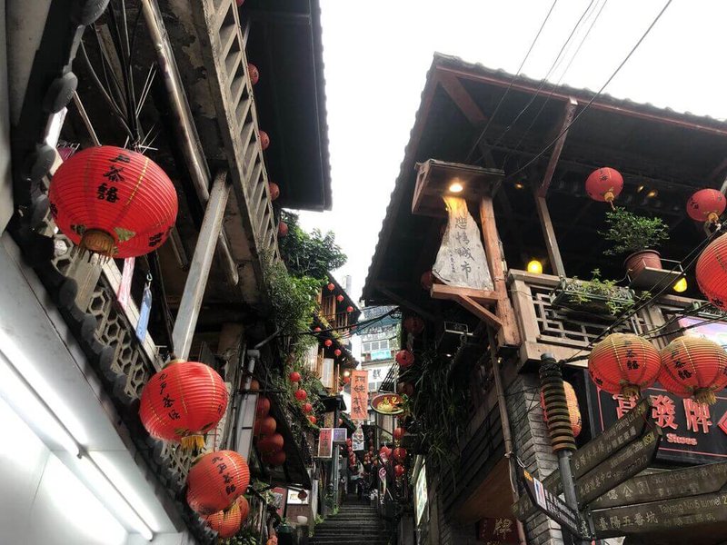 2025礦山藝術季將自27日起展開,今年文化行旅依循聚落、信仰、自然3條脈絡,規畫「第一封信:金瓜石,信仰之書」、「第二封信:水湳洞,自然之歌」及「第三封信:九份,漫金之詩」體驗路線,邀請民眾走訪慢遊。圖為九份紅燈籠季。(黃金博物館提供)中央社記者黃旭昇新北市傳真 114年6月19日