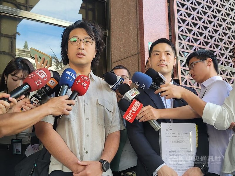民進黨立委沈伯洋(前左)19日上午在律師陪同下前往台北地檢署,代其父親沈土城對2個臉書粉專、1個臉書帳戶的管理者提出告訴,並於受訪時表示,國民黨立委傅崐萁造謠指他是間諜,下週將提民事告訴,希望傅崐萁道歉。中央社記者謝幸恩攝 114年6月19日