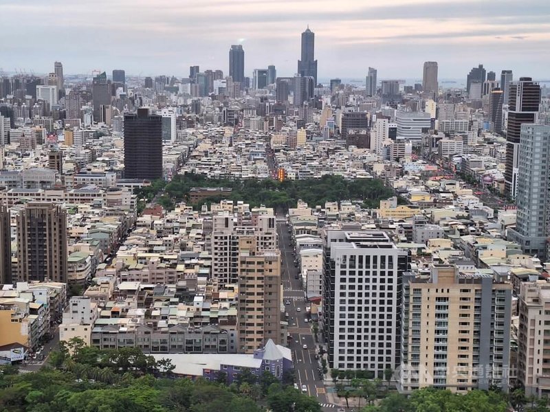 信義房屋根據最新實價資料顯示,今年4月全台預售市場揭露件數平均一天111.3戶,較去年同期507.6戶大幅萎縮,其中六都一天預售揭露件數都不到30戶。圖為高雄市街景。中央社記者何秀玲攝 114年6月19日