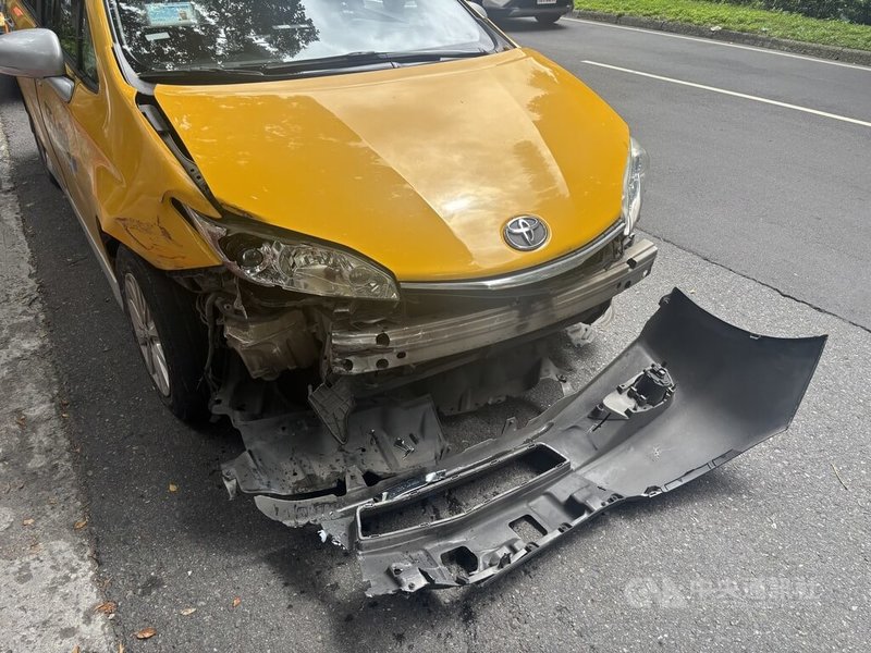 台北市大安區敦化南路近日發生計程車碰撞公車意外,造成計程車頭保險桿掉落,警方獲報到場處理,幸無人受傷。(翻攝照片)中央社記者黃麗芸傳真 114年6月19日