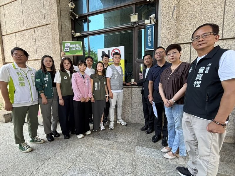 台灣民眾黨日前在新竹舉辦「罷免投不」宣講活動,竹市府官方臉書同步直播,新竹市議會民進黨團多名議員19日至新竹地檢署按鈴告發,指涉違選罷法等法規。中央社記者郭宣彣攝 114年6月19日