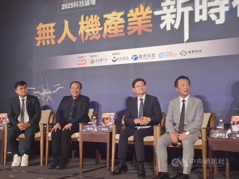 嘉義縣長翁章梁(右)19日參加財訊雜誌舉辦2025科技論壇「無人機產業新時代」時表示,未來嘉義不僅是無人機展示的國際櫥窗,更將成為AI無人機產業的創新基地、國家隊後盾;期盼未來無人機產業由中央政府主導,地方政府協辦。中央社記者潘智義攝 114年6月19日