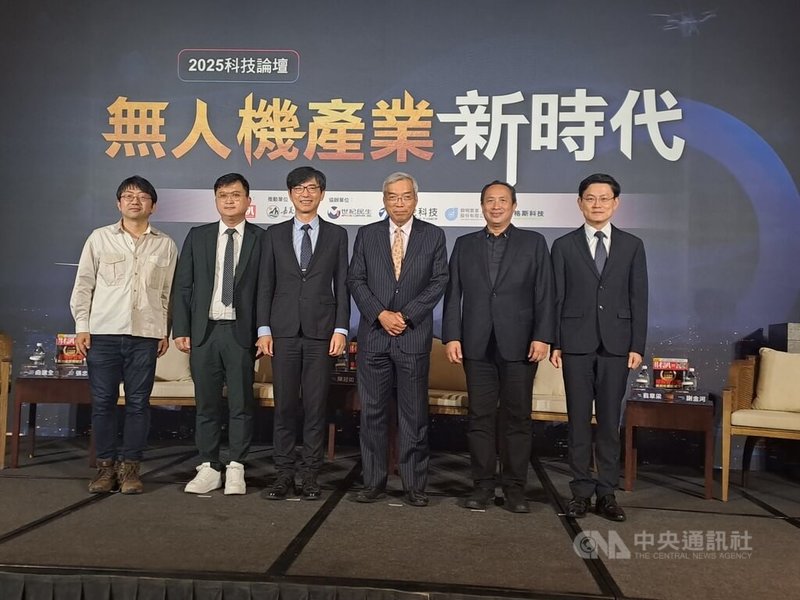 財訊雜誌19日舉辦2025科技論壇「無人機產業新時代」,左起世紀民生科技無人機事業群計畫主持人曲建全、格斯科技董事長暨共同創辦人張忠傑、經濟部產業發展署長邱求慧、財訊雙週刊社長謝金河、雷虎科技董事長陳冠如、工研院機械與機電系統研究所所長張禎元。中央社記者潘智義攝 114年6月19日