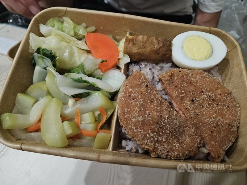 外食族身材管理挑戰多,有營養師19日提醒,選擇健康餐盒也可能踩雷,務必要避開蔬菜量不足、澱粉多於蛋白質加蔬菜、蔬菜量不足、松阪豬與牛腩等隱藏熱量殺手選項。圖為便當示意圖。中央社記者陳婕翎攝 114年6月19日