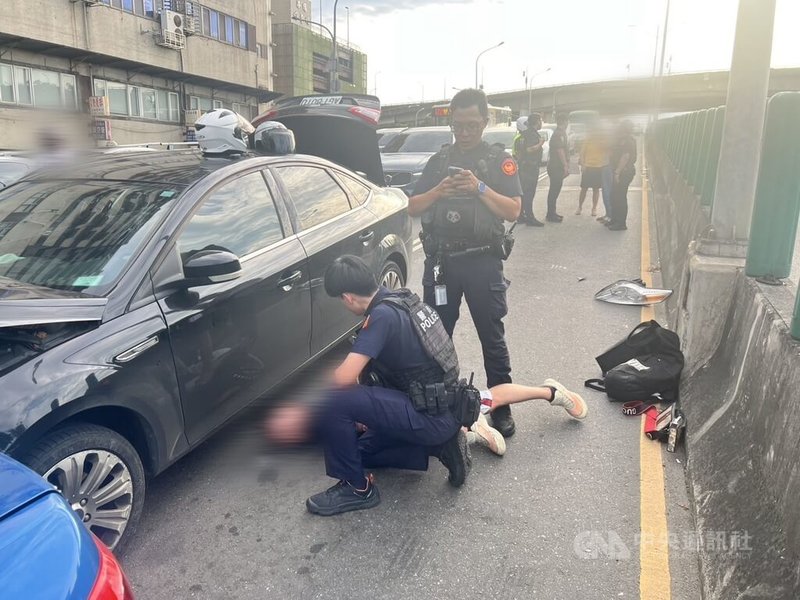 台北市忠孝橋19日發生多車碰撞車禍,31歲陳姓肇事駕駛先撞上一輛汽車後又追撞另外兩車,警方到場後在陳男車上搜出毒品,經驗尿確定為毒駕、依法送辦。(翻攝照片)中央社記者黃麗芸傳真 114年6月19日