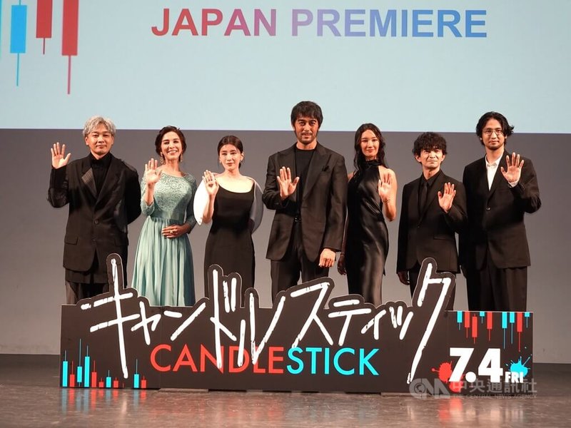 台灣與日本共同製作的電影CANDLESTICK,19日在日本東京舉辦首映會,演員阿部寬(右4)、菜菜緒(右3)與賈靜雯(左3)、導演米倉強太(右1)等人出席。中央社記者楊明珠東京攝 114年6月19日