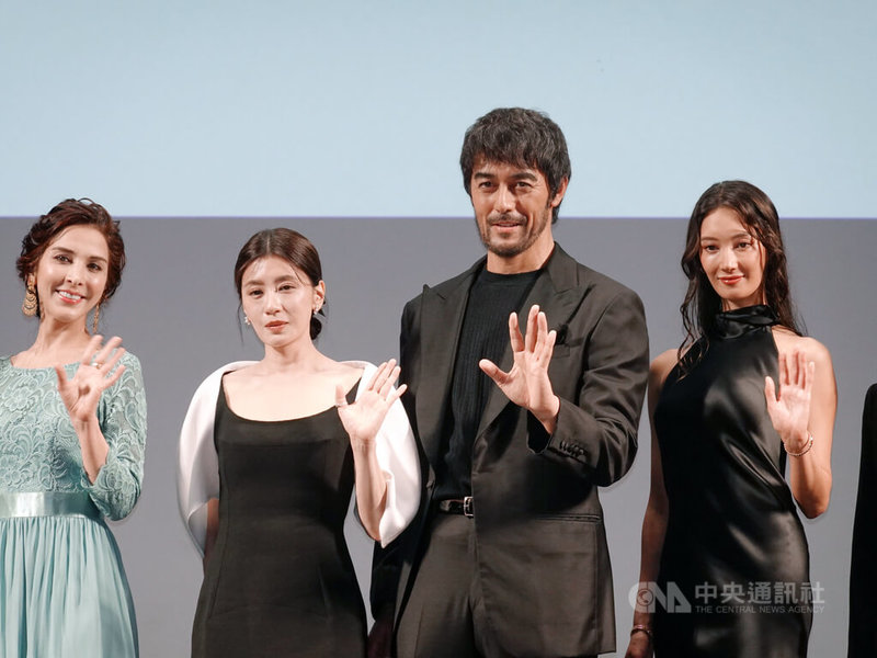 台灣與日本共同製作的電影CANDLESTICK,19日在日本東京舉辦首映會,左起為伊朗女演員薩赫勒·羅莎、賈靜雯、阿部寬、菜菜緒。中央社記者楊明珠東京攝 114年6月19日