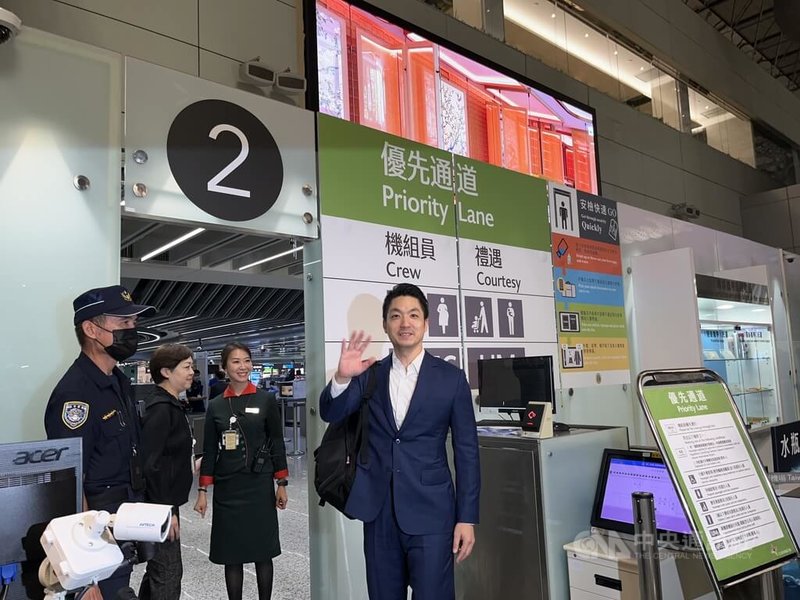 台北市長蔣萬安(中)19日晚間率市府代表團赴法國巴黎,將在當地出席「市長峰會:從巴黎到貝倫—全球氣候行動十週年」活動。中央社記者葉臻攝 114年6月19日