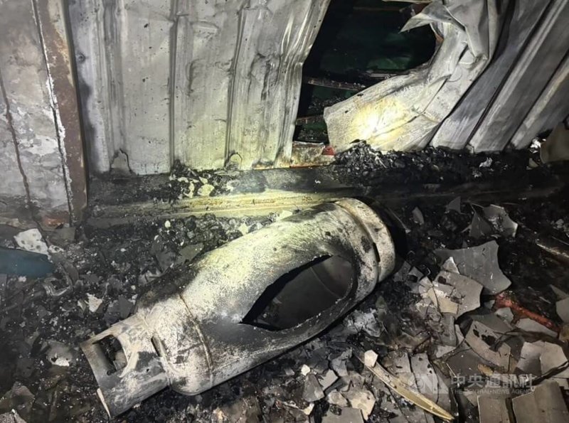 新北市淡水區一處建物18日晚間起火釀1死1傷,警方19日表示,火場內發現爆裂瓦斯鋼瓶、二級毒品依托咪酯等,不排除火警原因與吸食毒品有關。(翻攝畫面)中央社記者趙敏雅傳真 114年6月19日