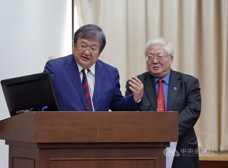 目前市面流通的加熱菸,因尚未通過衛福部健康風險評估審查,按菸酒管理法規定為「私菸」,衛福部表示,現有7家業者提出申請,第1家於112年6月底送審,其餘業者也陸續申請,部分卡在補件過程,衛福部長邱泰源(左)在立法院指出,已有業者進入最後階段,也希望3個月內有審查結果。右為國健署長吳昭軍。中央社記者裴禛攝 114年6月19日