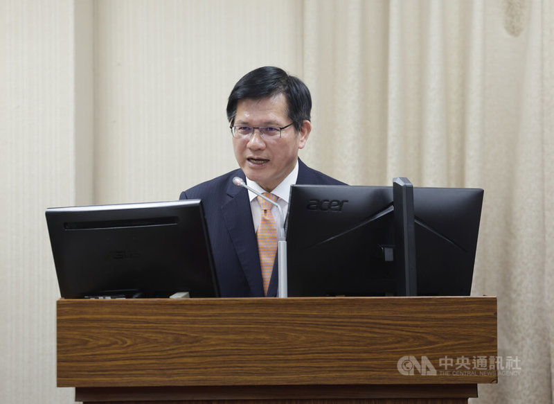 外媒指出美國國務院正在重啟學生簽證面試,外交部長林佳龍(圖)19日在立法院表示,近期AIT已告知外交部,近日恢復學生簽證面試受理申請,會盡快提供民眾申請的細節,他認為AIT應該在等華府整體的指導原則,就會對外公布。 中央社記者裴禛攝 114年6月19日