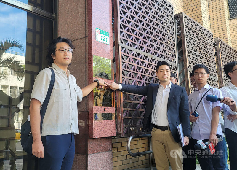 民進黨立委沈伯洋(左)認為部分臉書(Facebook)粉專造謠攻擊他的家人,19日代表父親沈土城到台北地檢署對2個粉專、1個帳號提告妨害名譽。中央社記者謝幸恩攝 114年6月19日