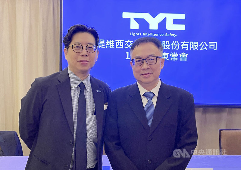 堤維西19日在台南舉行股東會,董事長吳國禎(左)與總經理蘇彥碩(右)合影。 中央社記者鍾榮峰攝 114年6月19日