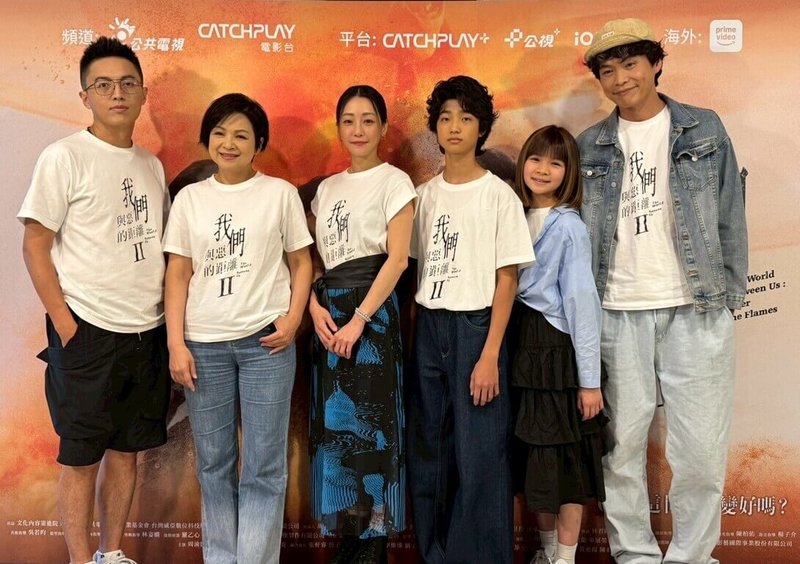 導演林君陽(左起)和演員楊貴媚、謝欣穎、白潤音、鄭又菲、黃鐙輝19日出席「我們與惡的距離II」宣傳記者會,為劇集宣傳。(CATCHPLAY+提供)中央社記者洪素津傳真 114年6月19日