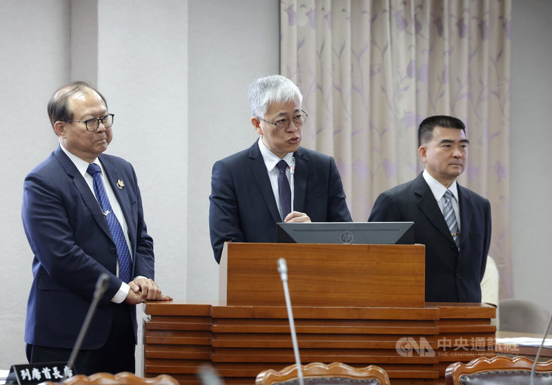 立法院聯席會議19日併案審查朝野立委所提內政部新住民發展署組織法草案,內政部次長吳堂安(中)、移民署長林宏恩(右)、人事行政總處人事長蘇俊榮(左)等相關部會列席說明,並備質詢。內政部表示,籌備小組已開過7次會議,目前規劃4組、12科,將近100名正式員額,如果明年成立,預估年度預算規模為新台幣7億多元。中央社記者裴禛攝 114年6月19日
