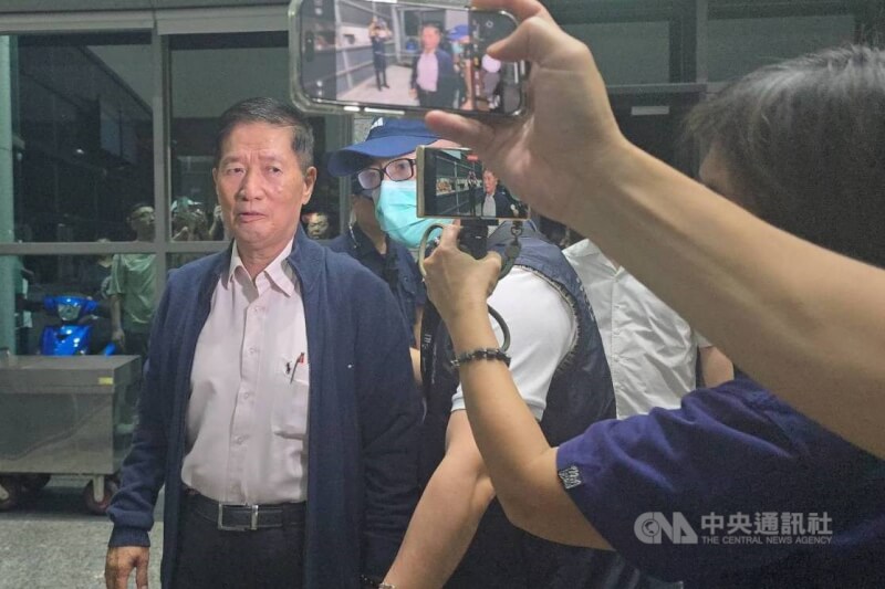 國民黨宜蘭縣黨部主委林明昌(左)5月22日遭移送宜蘭地方檢察署接受複訊。(中央社檔案照片)