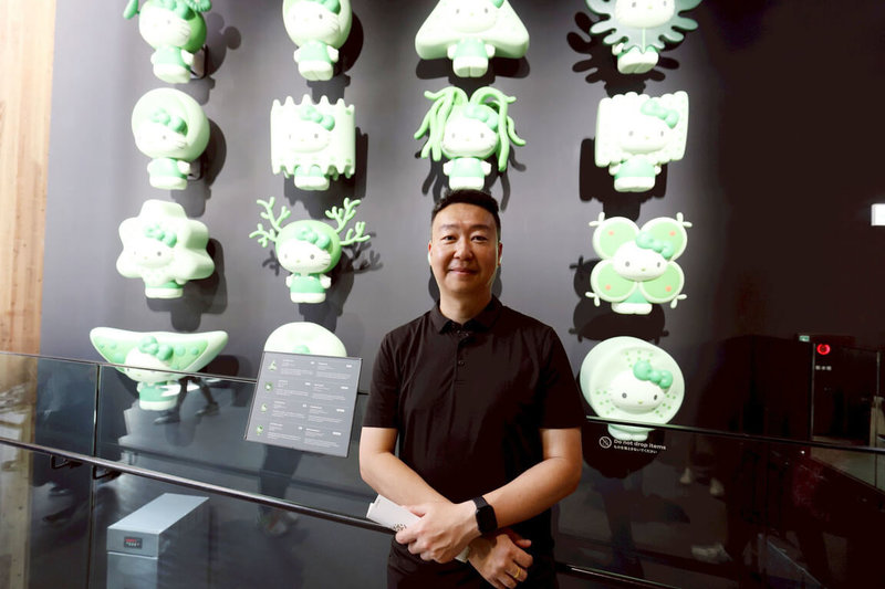 交通部長陳世凱率團隊赴日本考察,並參訪2025大阪世界博覽會了解展館設計、動線規劃與永續理念,盼強化台灣的觀光行銷策略;圖為陳世凱在大阪萬博日本館中與Hello Kitty變身為藻類生命體的互動裝置合影。(觀光署提供)中央社記者余曉涵傳真 114年6月19日