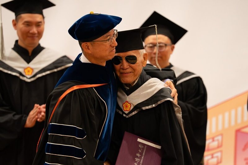 82歲方英彥(前右)自清華大學科管院與美國德州大學阿靈頓分校(UTA)雙聯EMBA學程畢業,獲雙碩士,論文實地研究遠至西非布吉納法索;指導教授林世昌(前左)說,方英彥是年輕學子的典範,力行終身學習。(清大科技管理學院在職專班提供)中央社記者郭宣彣傳真 114年6月19日