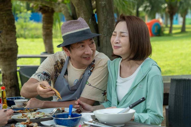 旅遊實境節目「花甲少年趣旅行」將播出「桃竹之旅」,由藝人九孔(左)、張瓊姿(右)與蔡尚樺、連晨翔一同探索桃竹地區之美。(東森綜合台提供)中央社記者邱祖胤傳真 114年6月19日
