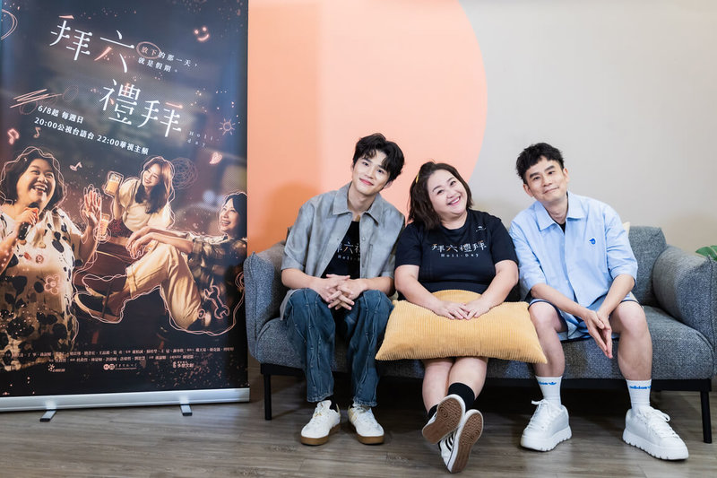 演員王品澔(左起)和鍾欣凌、導演杜政哲19日為新劇「拜六禮拜」合體宣傳,杜政哲爆料,試鏡時王品澔並沒有到場,當下已被刷掉的他後續力挽狂瀾,才總算抓住這個角色。(華視、公視台語台提供)中央社記者洪素津傳真 114年6月19日
