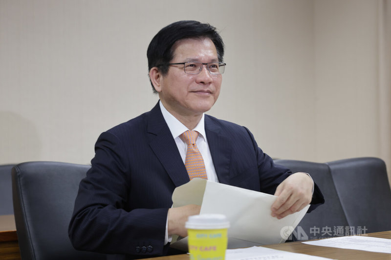 以色列與伊朗衝突情勢未歇,外交部長林佳龍(圖)19日在立法院受訪表示,全球的油價、物價可能受到戰事影響,政府都有密切關注,包括總統賴清德、行政院長卓榮泰都有召開會議,18日國安高層會議也對此作出各種應變計畫,會陸續對外宣布。圖為林佳龍列席立法院外交及國防委員會。中央社記者裴禛攝 114年6月19日