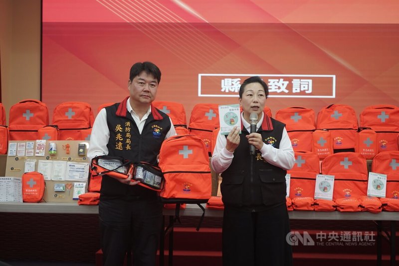 花蓮縣政府19日起發放防災避難包,花蓮縣長徐榛蔚(右)、花蓮縣消防局長吳兆遠(左)介紹防災包內容物品。中央社記者張祈攝 114年6月19日
