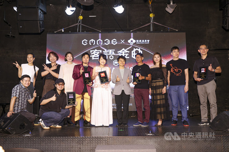 第36屆金曲獎客語專輯、歌手共獲10項提名,客委會19日中午舉辦媒體餐敘,主委古秀妃(右5)出席頒發入圍獎座,並在台前和入圍者一同合影。中央社記者鄭清元攝 114年6月19日