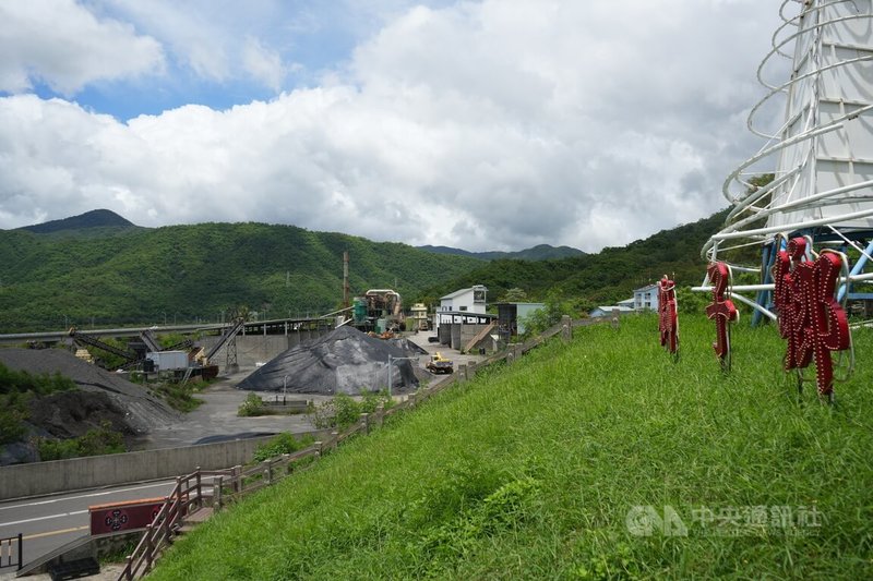 能源業者擬於屏東枋山鄉楓港村設置風機,獅子鄉楓林村長宋銘德19日表示,「傳統領域怎麼可以未經我們允許開發」,風機預計沿台9線設置,不僅楓林村200多戶,全鄉山線居民都會受影響。中央社記者黃郁菁攝 114年6月19日