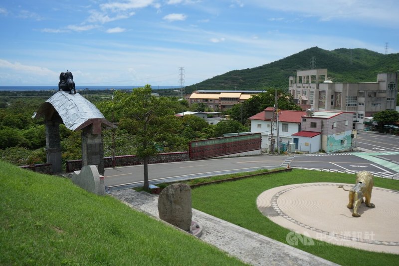 能源業者擬於屏東縣枋山鄉設置9座風機,19日舉辦地方說明會,有獅子鄉民擔憂恐影響獅子國中學生上課品質;業者表示,最靠近獅子國中機組已不再納入後續開發規畫。中央社記者黃郁菁攝 114年6月19日